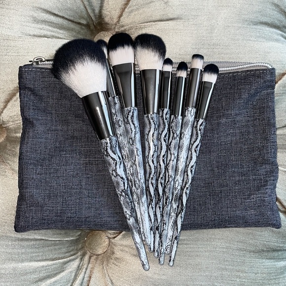 NWOT 8 brushes & case - Picture 8 of 10